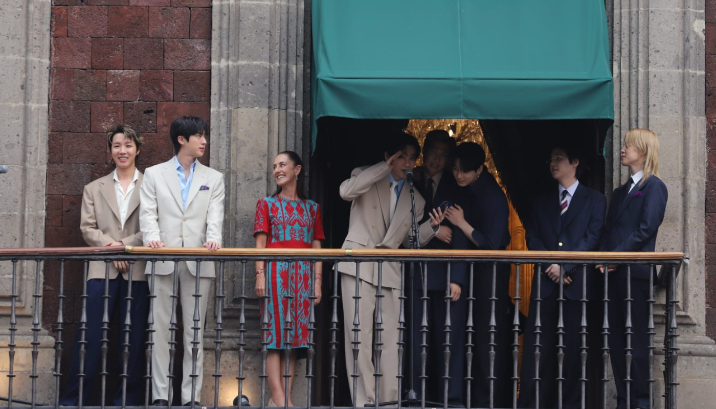 BTS junto con la presidenta de México Claudia Sheinbaum en el Zócalo de la Ciudad de México.