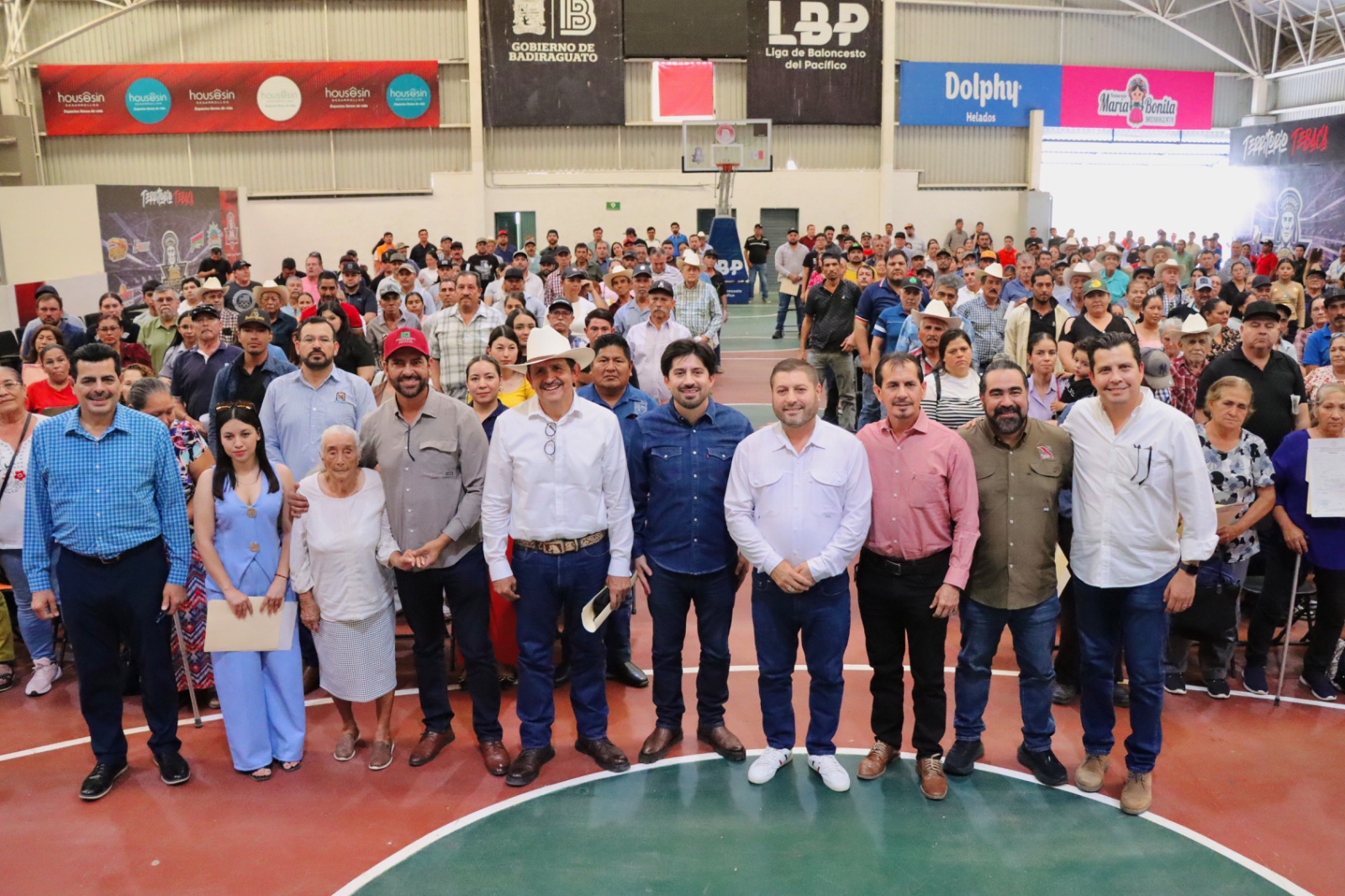 Más de 2 mil familias de Badiraguato reciben títulos de propiedad gratuitos