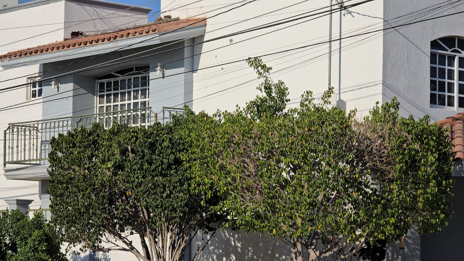 Balacera deja una casa dañada, bodega y un vehículo incendiado