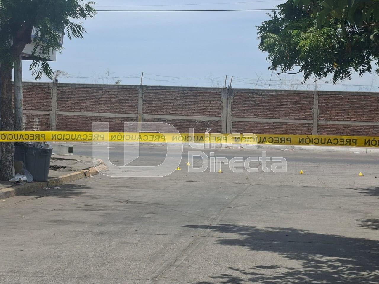 Calle con cinta amarilla y señalamientos