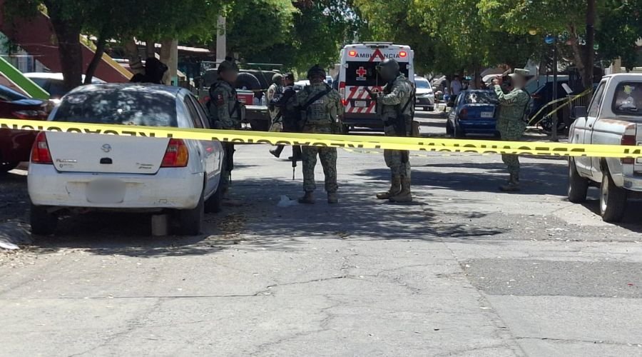 Zona residencial acordonada con cinta amarilla y elementos del ejercito y cruz roja