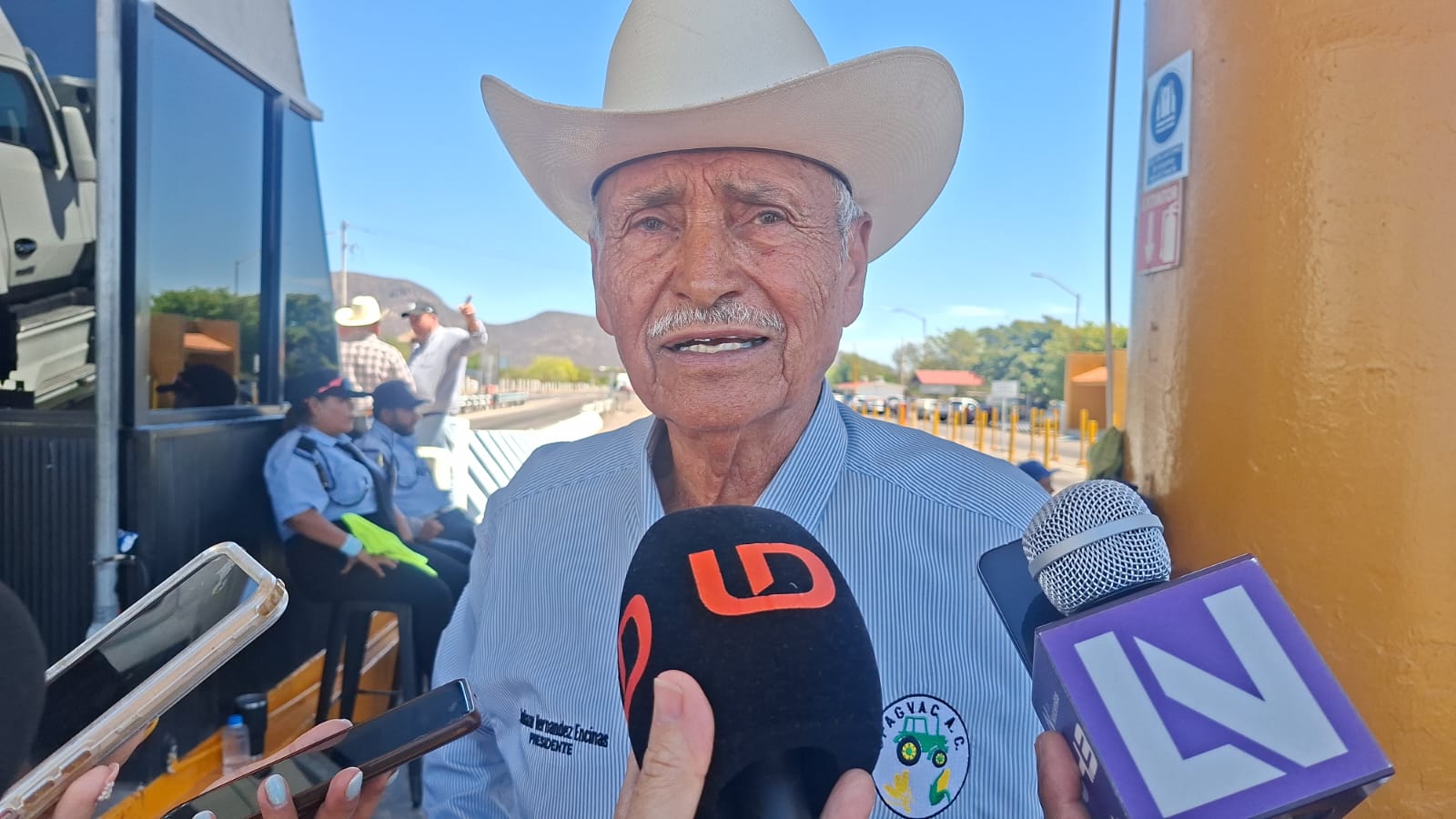 Baltazar Hernández Encinas hablando con los medios