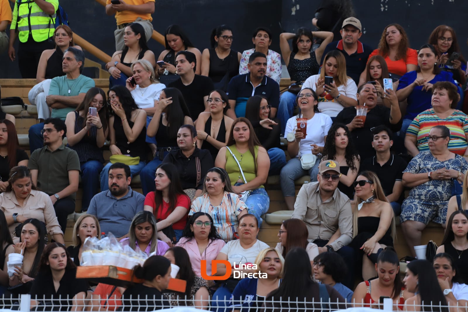 Personas sentadas en el Estadio Dorados a la espera de concierto de la Banda MS