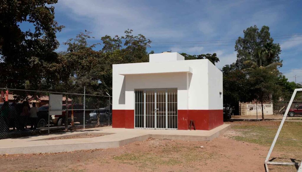 Baño en estadio de futbol de Guasave