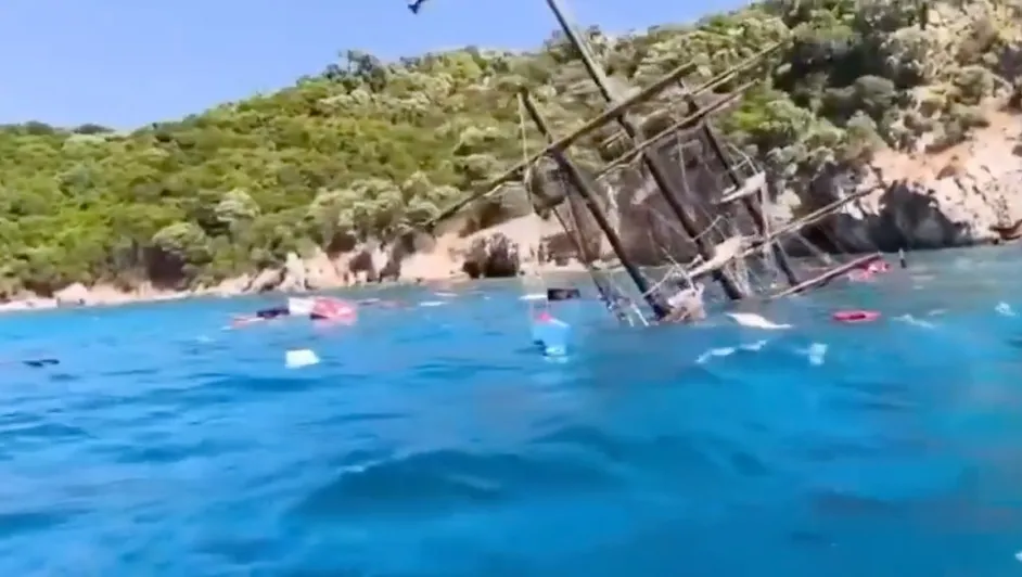 Barco turístico con 110 pasajeros se hunde frente a costa de Turquía; no se reportan víctimas