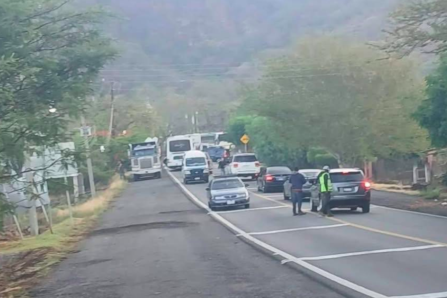 Reportan enfrentamientos armados y bloqueos en Cotija, Michoacán
