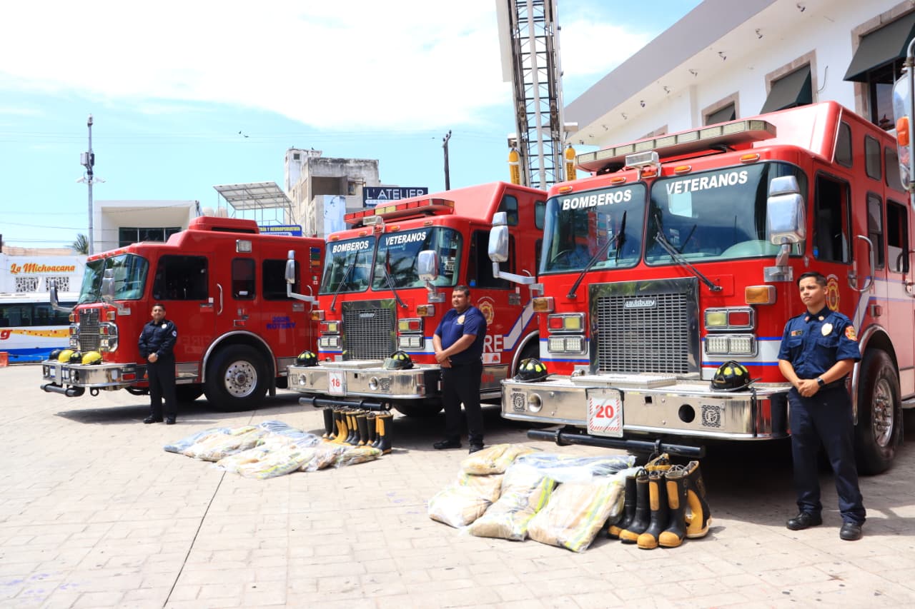 Elementos y camiones de Bomberos Veteranos