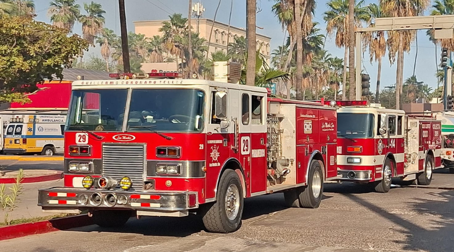 Bomberos de Los Mochis acuden a la emergencia del incendio de la Plaza Fiesta Las Palmas