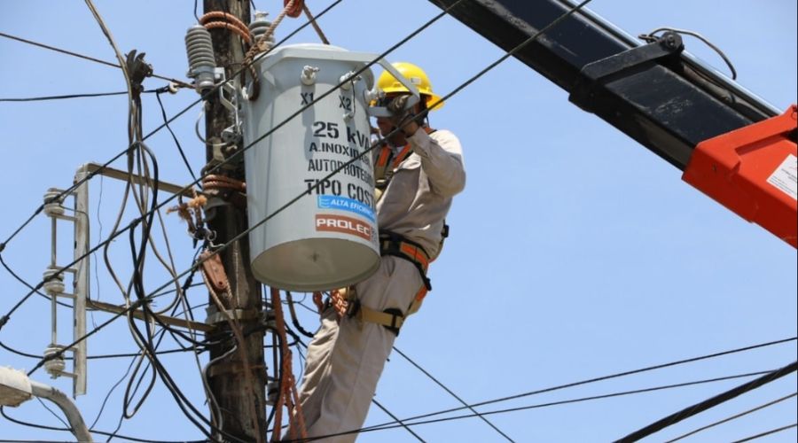 Personal de la CFE realizando trabajos en poste de luz
