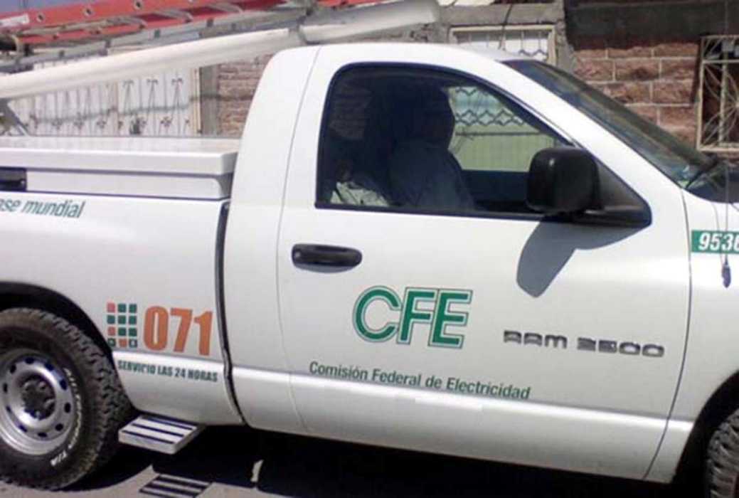 Camioneta de la CFE con una persona en su interior