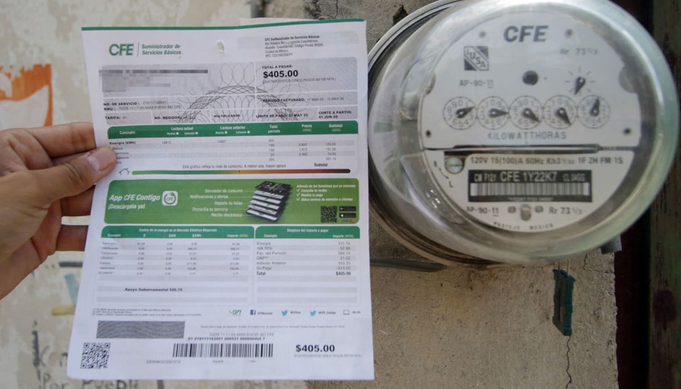 Recibo de luz colocado al lado de medidor