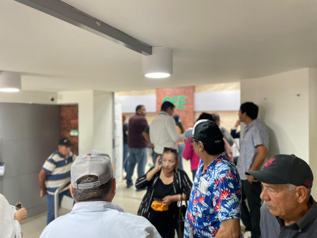 Personas en las instalaciones de CFE en Los Mochis