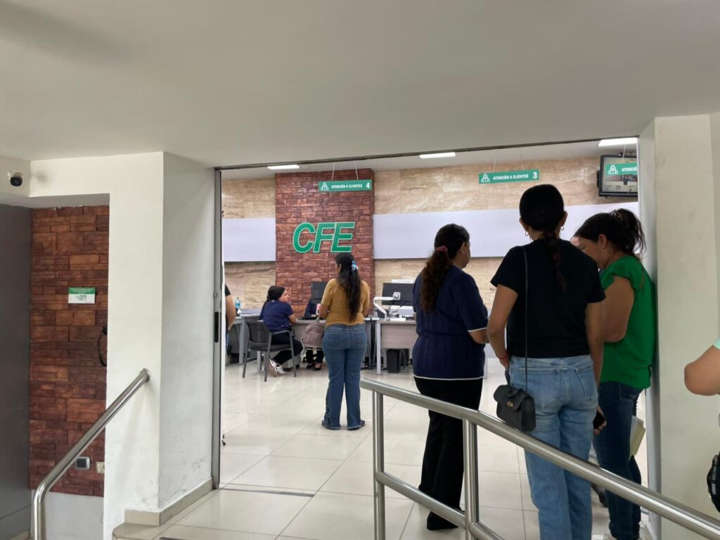 Personas en las instalaciones de CFE en Los Mochis