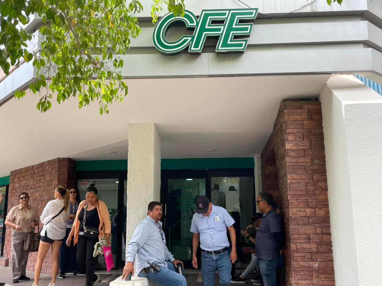 Personas afuera de las instalaciones de CFE en Los Mochis
