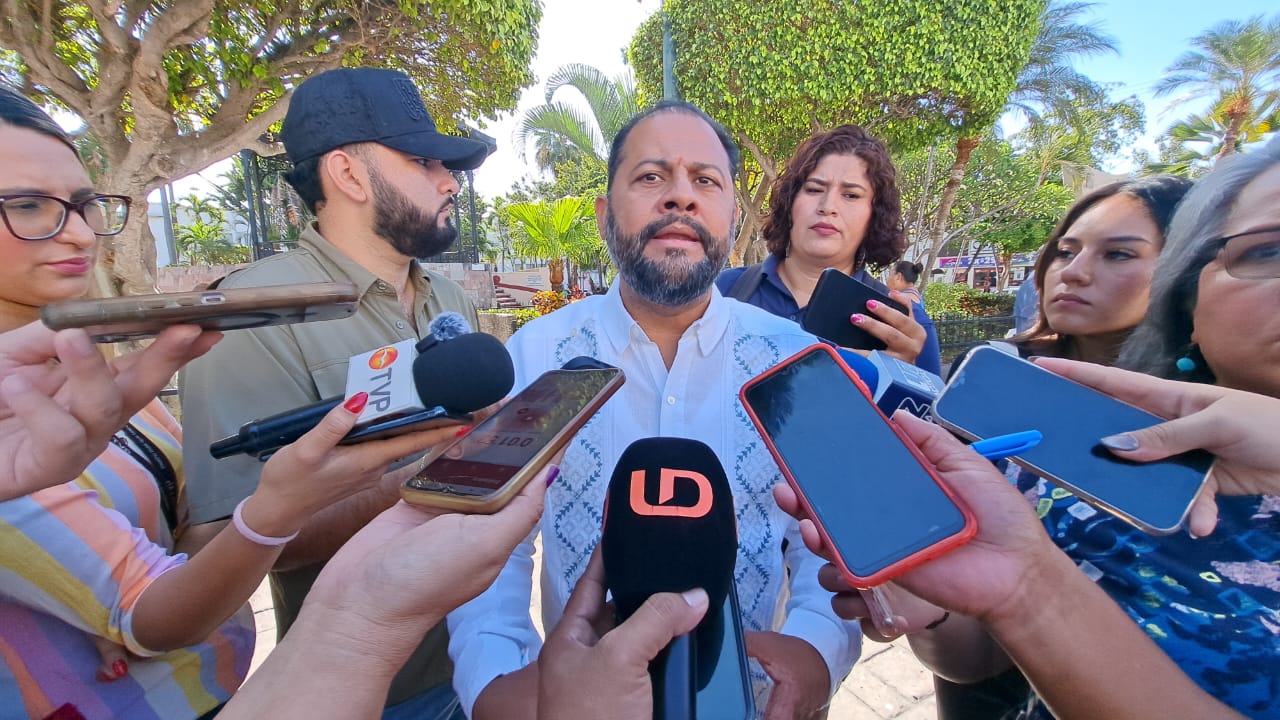 Superintendente Víctor Morachis junto a micrófonos de la prensa