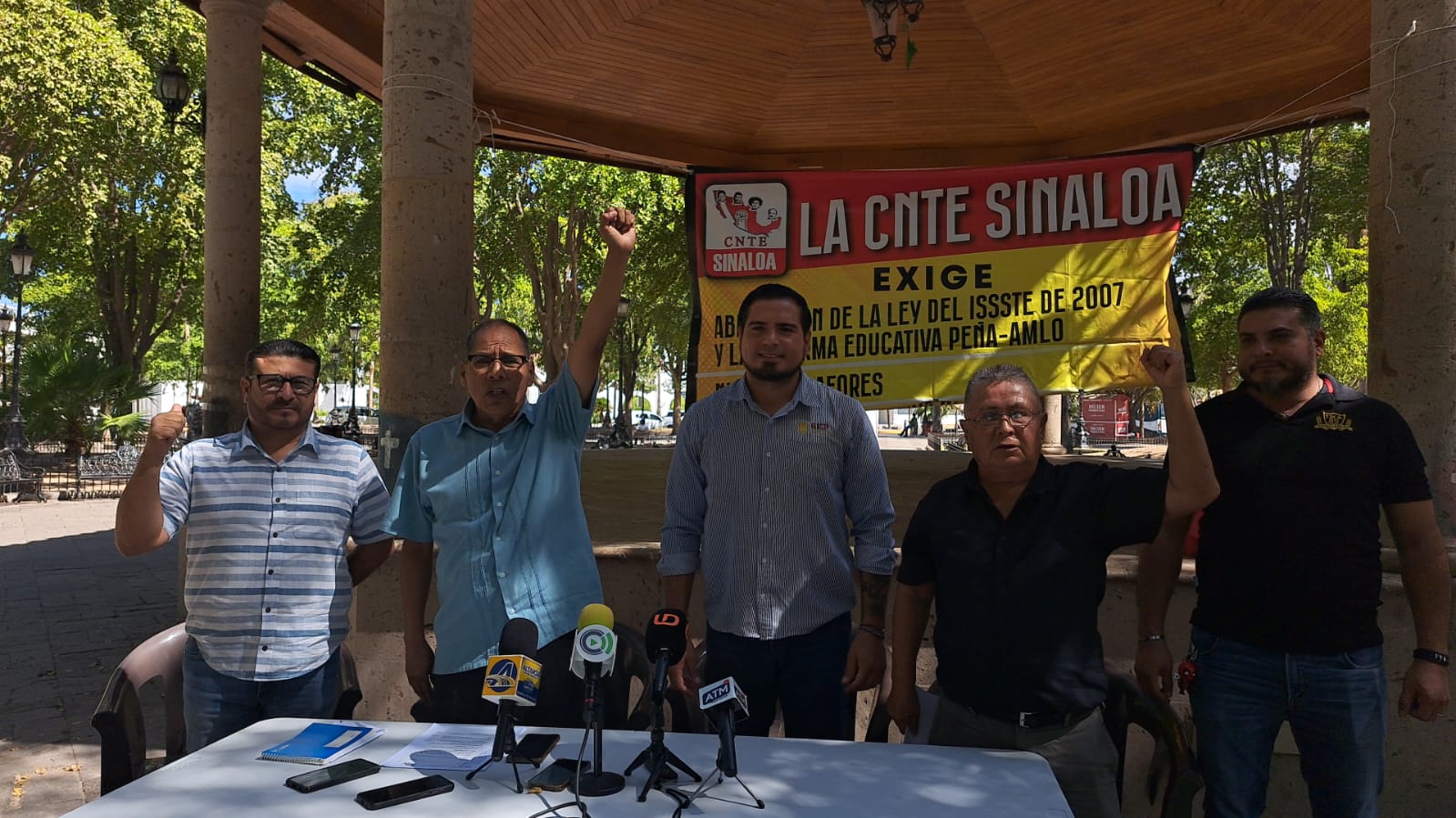 cinco hombres detrás de una mesa en la Plazuela 27 de Septiembre en Los Mochis, Sinaloa