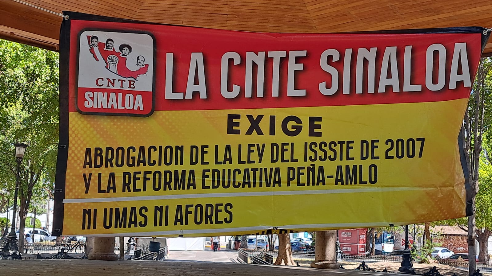 Banner de la protesta de los maestros de CNTE.