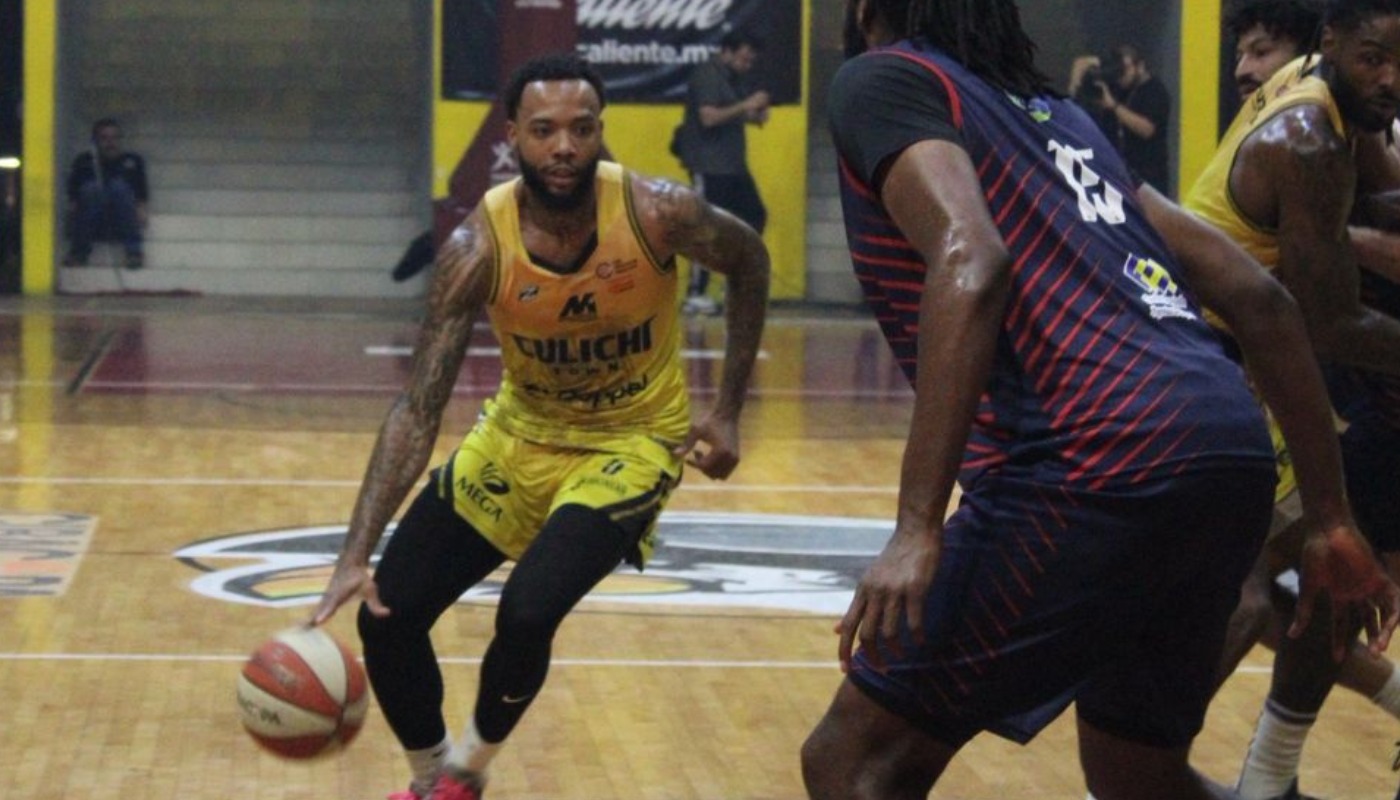 Jugador de Caballeros con jersey color amarillo