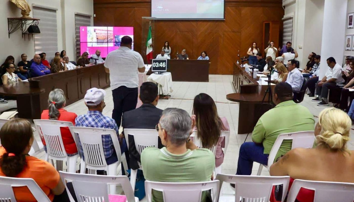 Ciudadanos en el Ayuntamiento de Mazatlán en sesión de cabildo