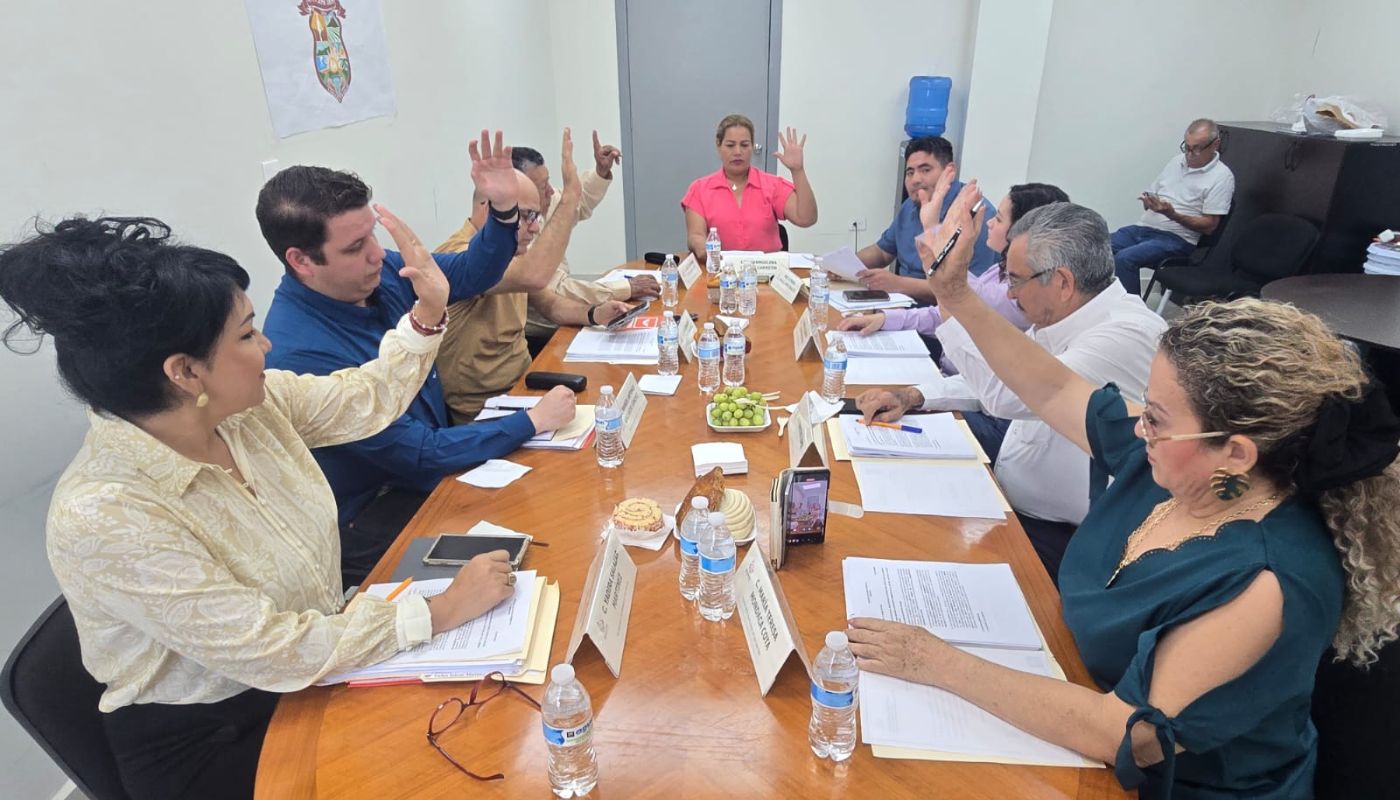 Autoridades de Juan José Ríos en mesa, levantando la mano a manera de votación