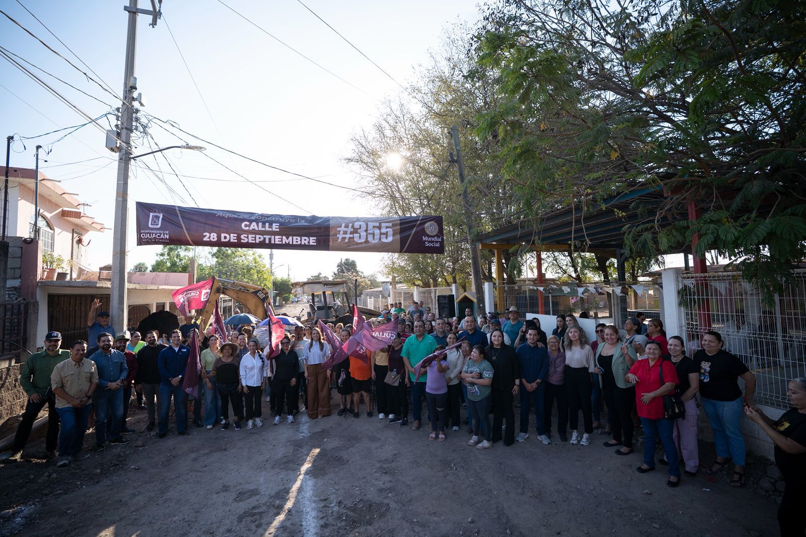 Ana Miriam Ramos junto a vecinos de El Diez y una lona del Ayuntamiento de Culiacán