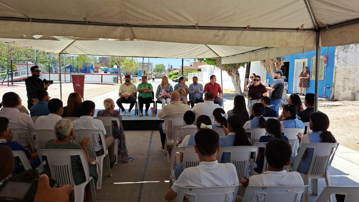 Grupo de personas debajo de una carpa
