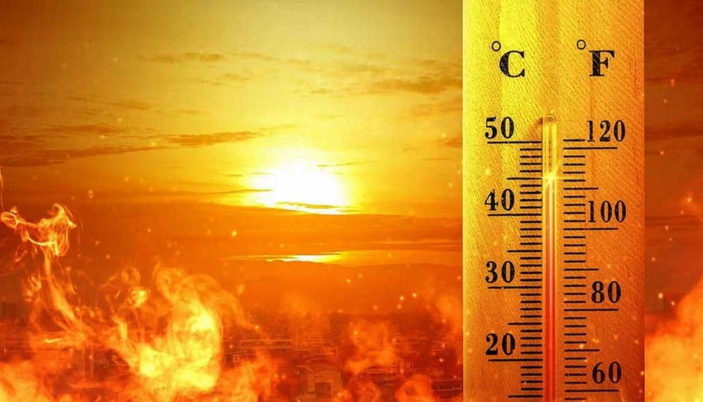 Termómetro marcando casi 48°C sobre un fondo de sol abrasador, llamas intensas y tonos anaranjados que representan calor extremo