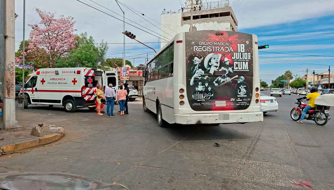 Camión urbano involucrado en accidente en Los Mochis, Sinaloa