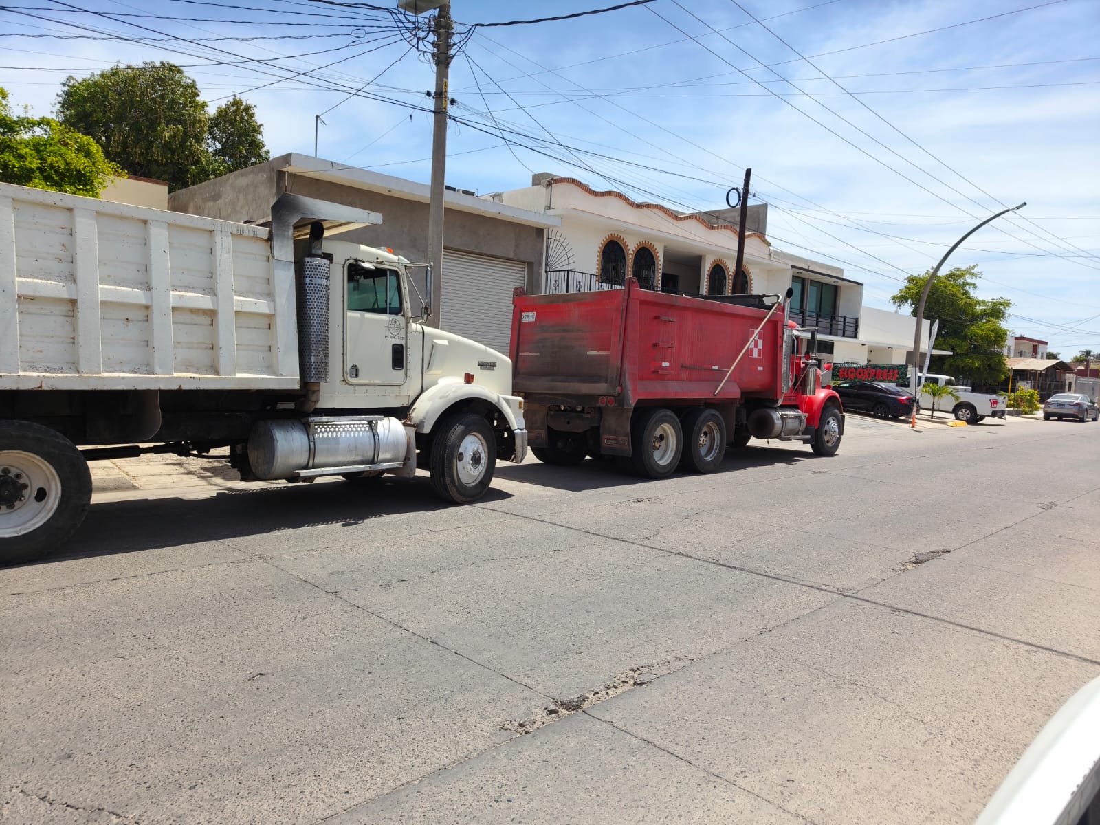 Camiones de carga estacionados en la calle
