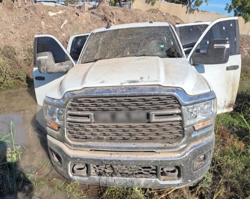 Camioneta sobre el lodo y la tierra
