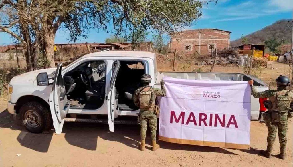 Camioneta asegurada por elementos de la Marina en Rosario, Sinaloa