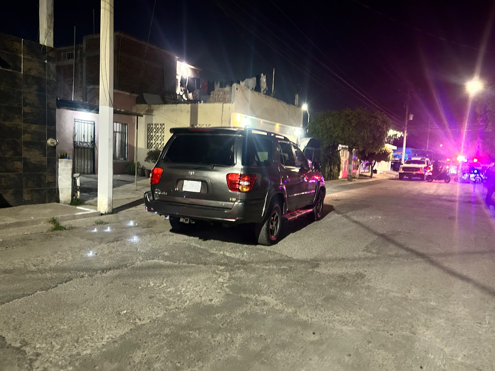 camioneta gris detenida a un lado de acera