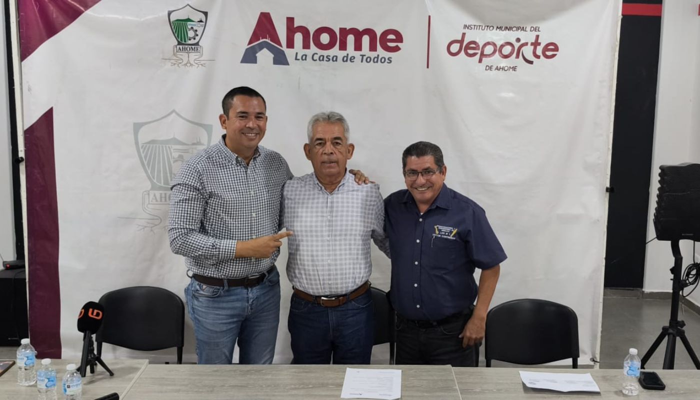 Personas de pie en una rueda de empresa de un evento deportivo