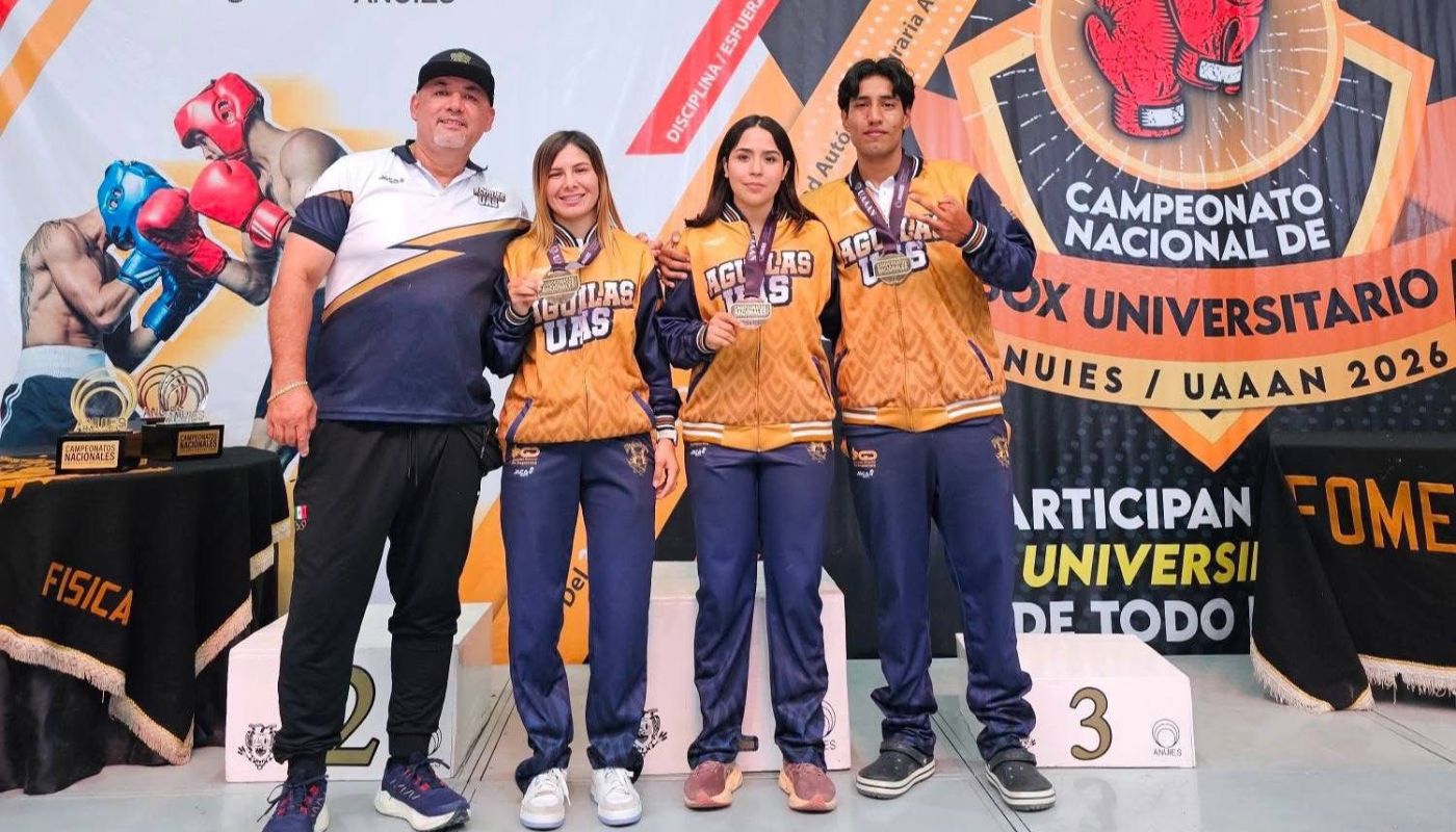 Personas con medallas y al fondo un podio