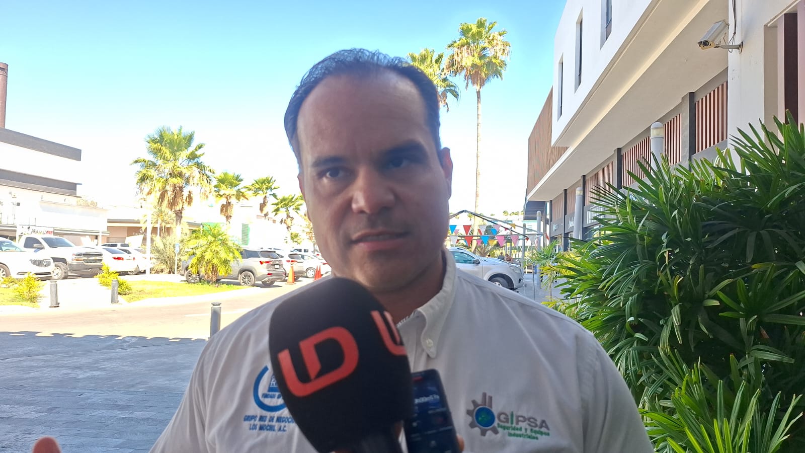 Roberto Miranda Lagarda hablando a micrófono de Línea Directa
