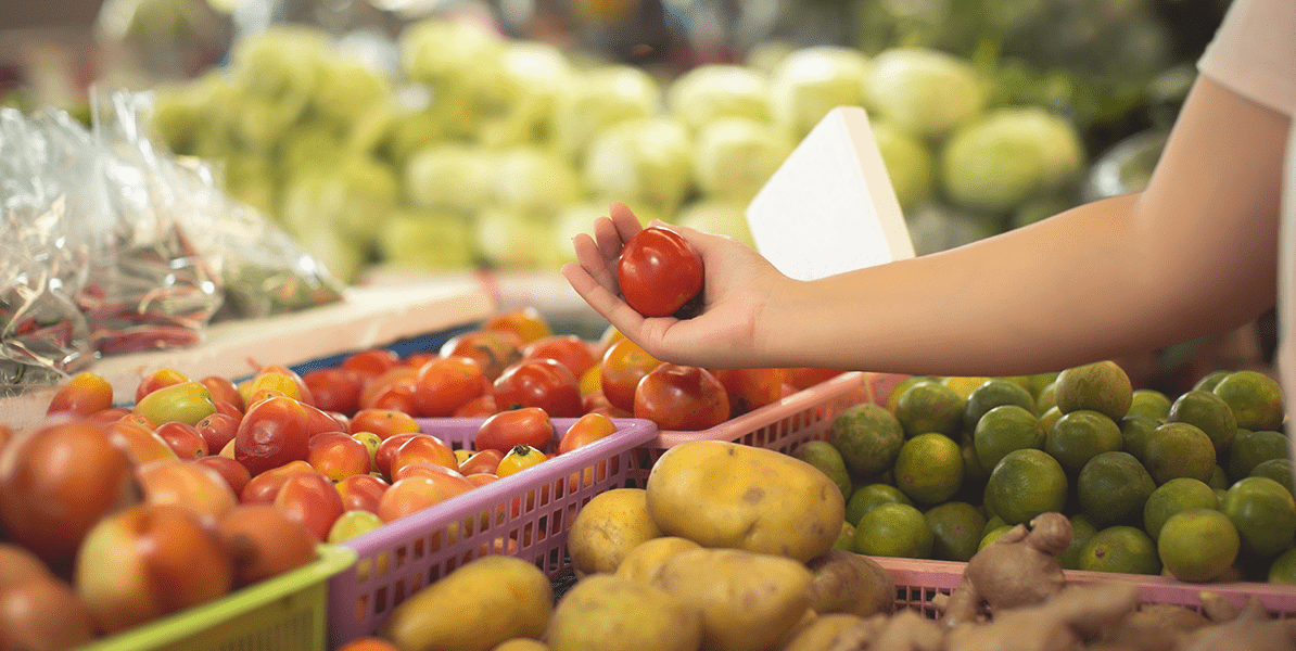 Compra de vegetales en un súper.