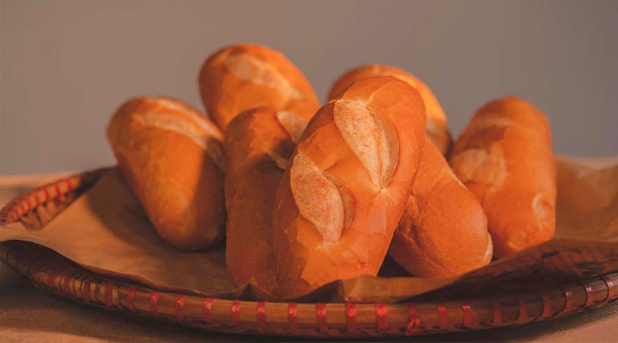 Canasto con bolillos