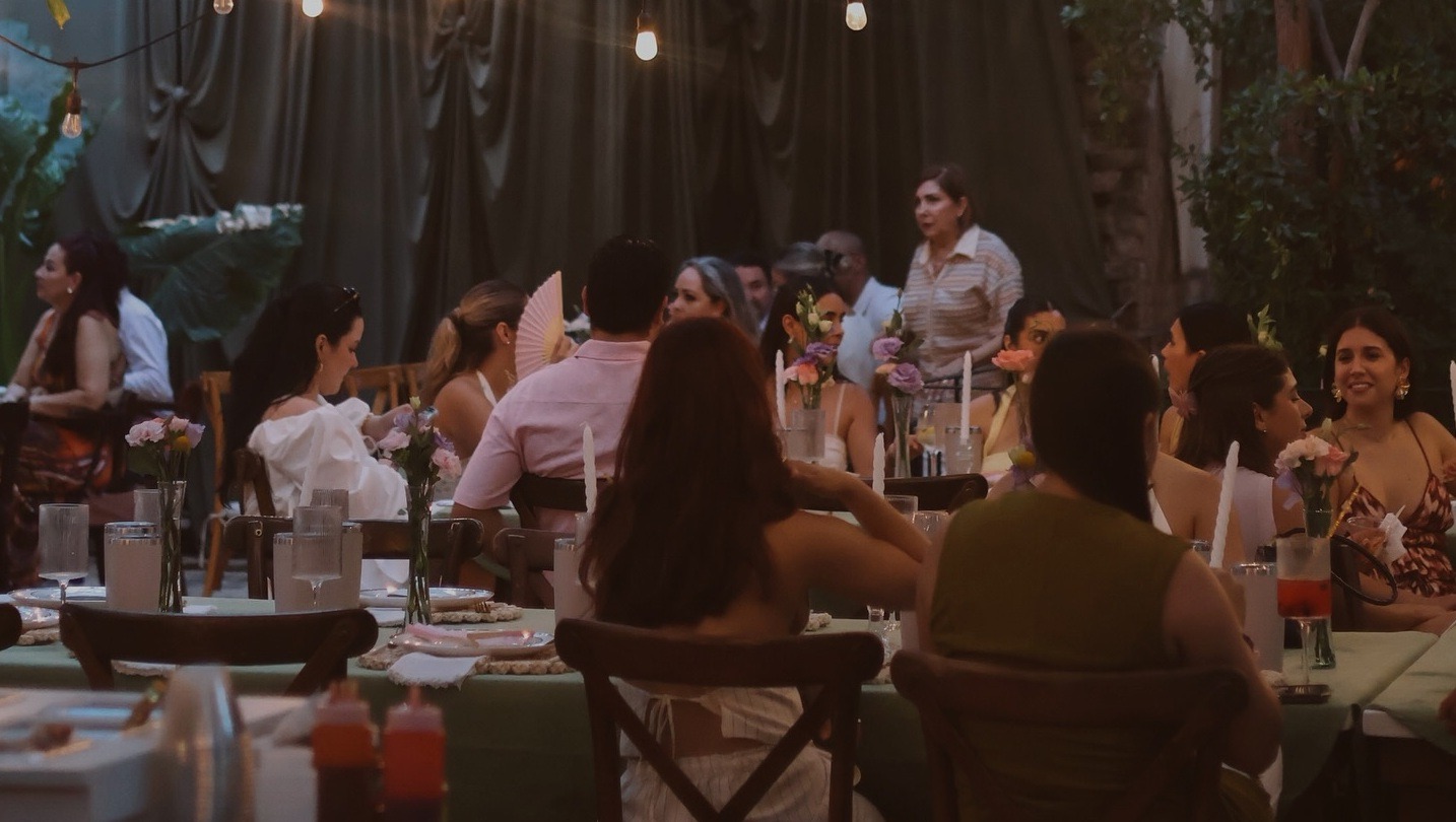 Comensales dentro de un restaurante