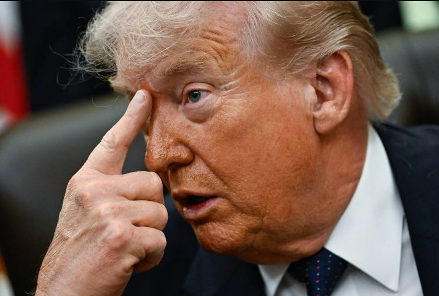 Arrestan a trabajador federal acusado de enviar amenazas a Trump