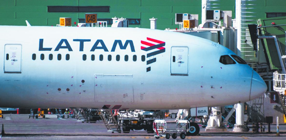 Aerolínea LATAM reduce expectativas financieras por crisis energética