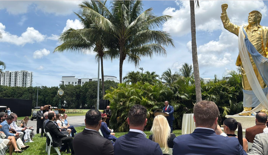Estatua de casi cinco metros de Donald Trump es revelada en campo de golf en Doral