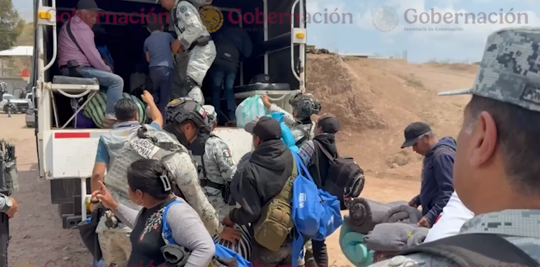 Personas subiendo a una camioneta