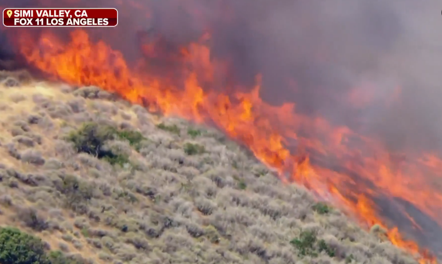 Incendio fuera de control obliga a evacuaciones masivas en California