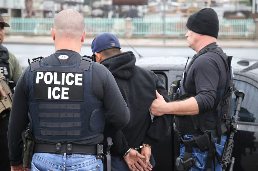 Juez en Nueva York frena arrestos de ICE cerca de tribunales migratorios