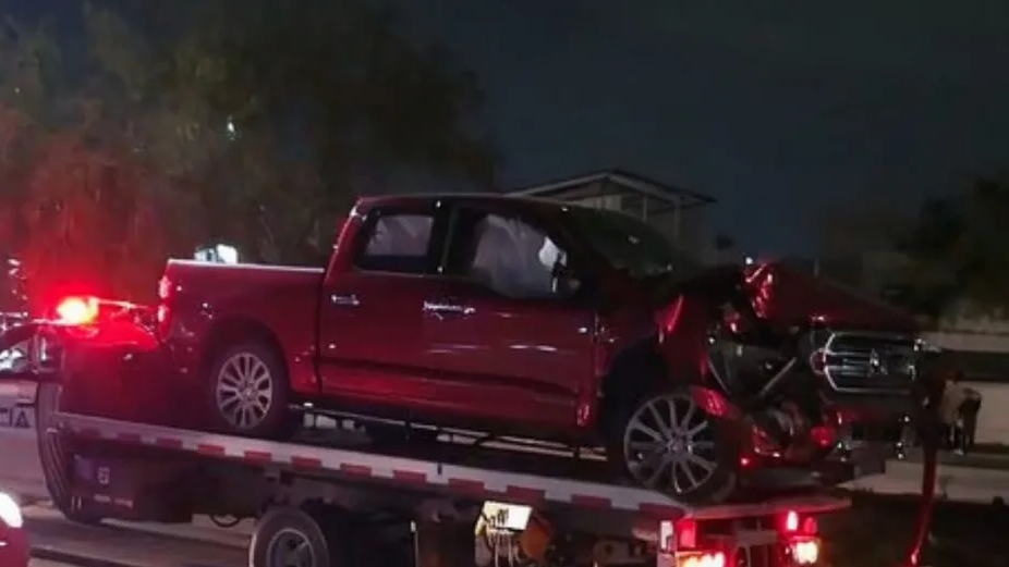 Choca Paolita Suárez contra camión repartidor en Guanajuato; su camioneta queda destruida