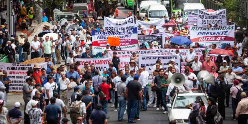 Manifestantes bloquean calles de la CDMX
