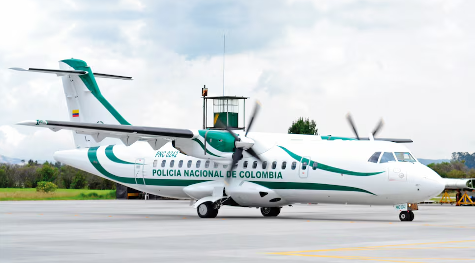Avión de la Policía colombiana es atacado a balazos; reportan varios heridos