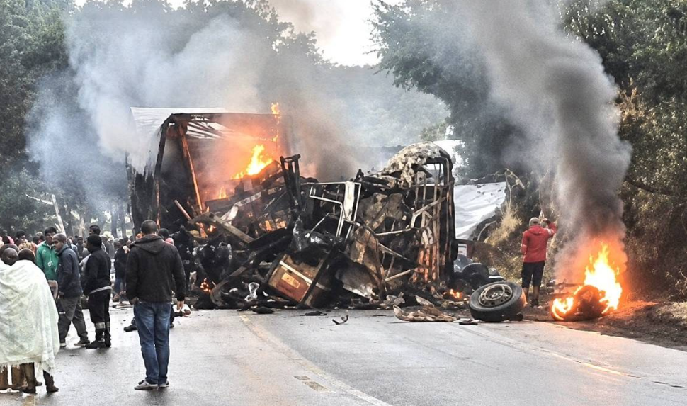 Choque entre autobús y camión deja al menos ocho muertos tras incendio en carretera de Brasil