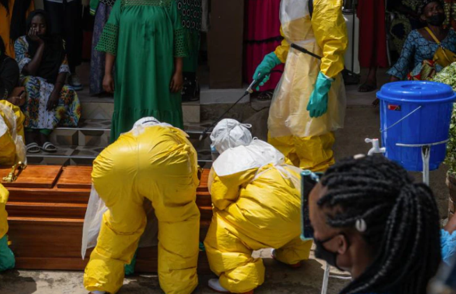 OMS eleva la alerta tras 223 muertes sospechosas por ébola en África central