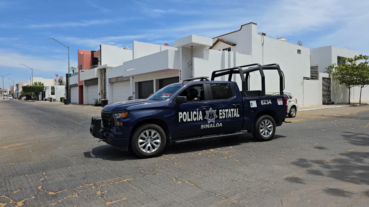 Patrulla transitando por vialidad en un fraccionamiento